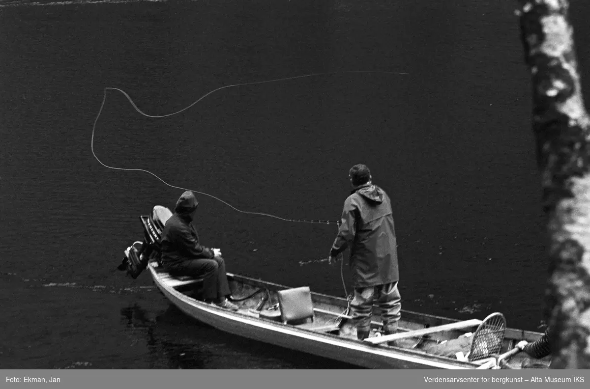 Elvebåt i landskap.

Fotografert 1972.

Fotoserie: Laksefiske i Altaelva i perioden 1970-1988 (av Jan Ekman).
