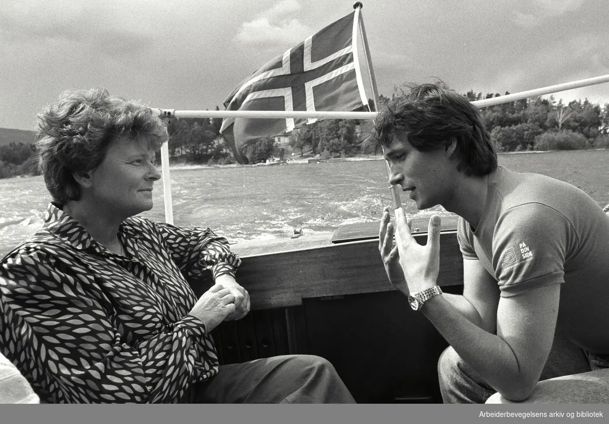 AUF sin sommerleir på Utøya, juli 1987. Gro Harlem Brundtland sammen med Jens Stoltenberg...