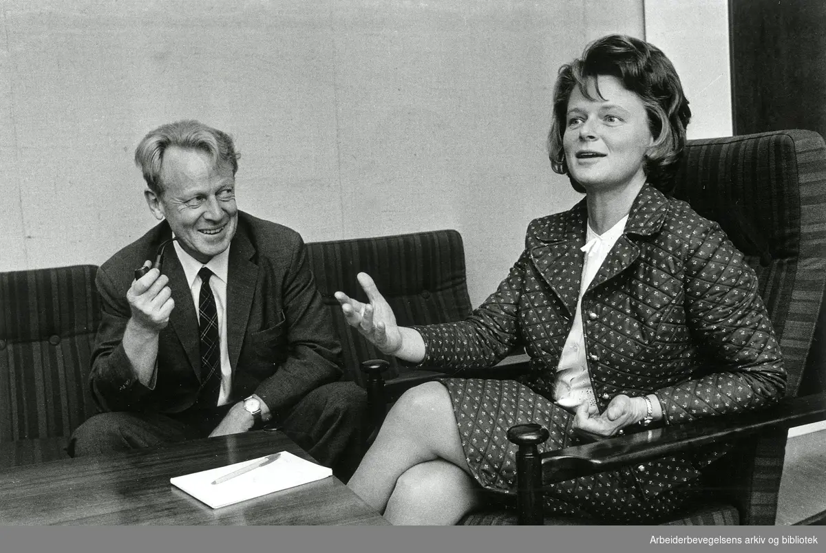 Miljøvernminister Gro Harlem Brundtland (1939-) sammen med sin far, tidligere statsråd Gudmund Harlem i september 1974.