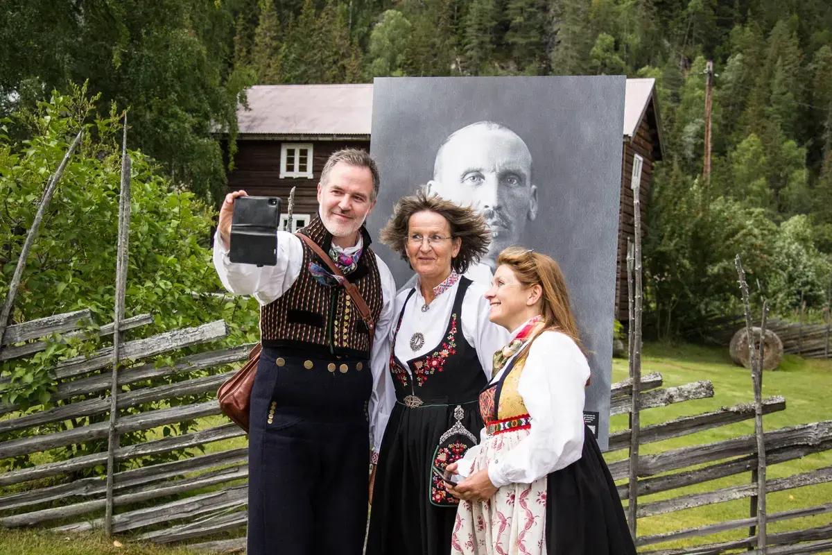 Selfie med Olaus Islandsmoen. Ole Aastad Bråten, Bjørg Dokken og Anne Marit Noraker