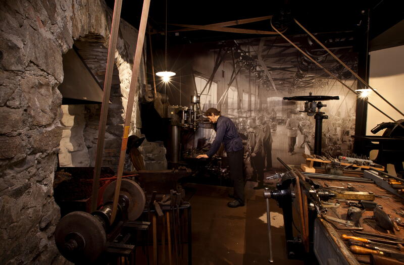 Bildet viser en mann i industrihistorisk utstilling på museet. (Foto/Photo)