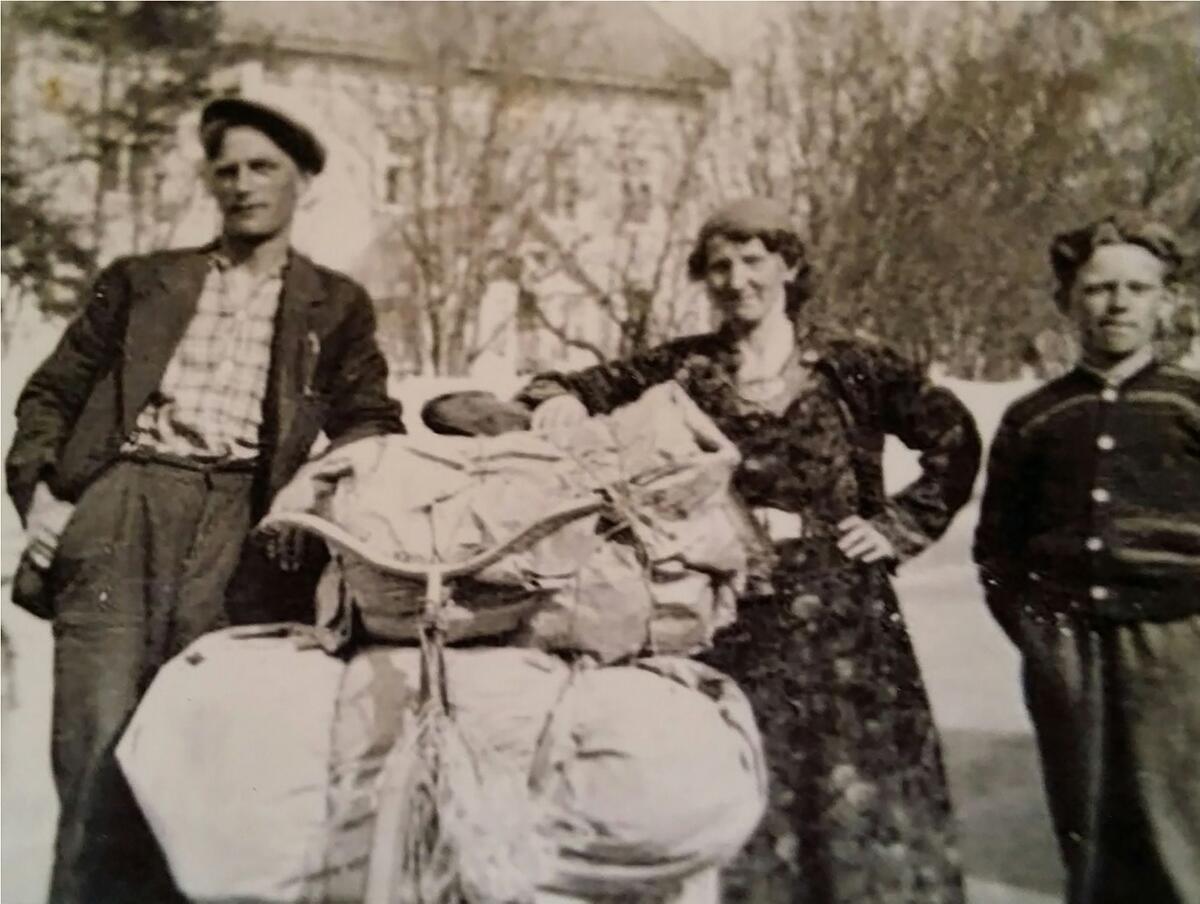 Aksel Bernhard Theodor, hans kone Hulda Elevine og deres sønn Aksel Johan Karlsen på handelstur oppi Trøndelag, med sykkel. Ca. 1936.