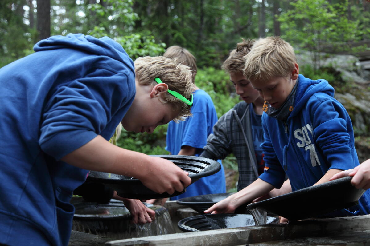 Barn som vasker sølv ut av panner. (Foto/Photo)