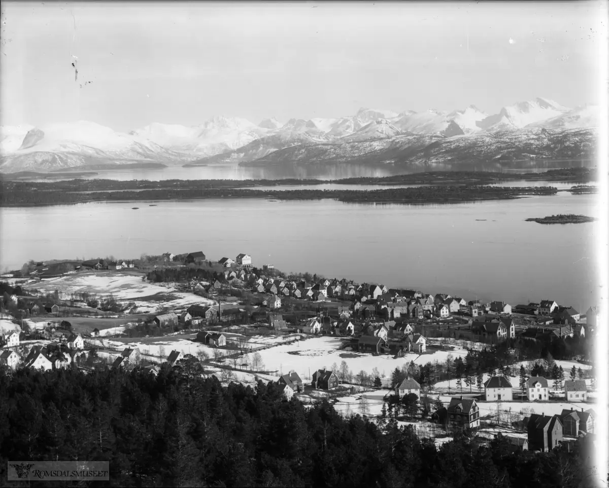 Molde by sett fra nord., Eksportbrygga på Moldegård brant ned 11.09.1931.