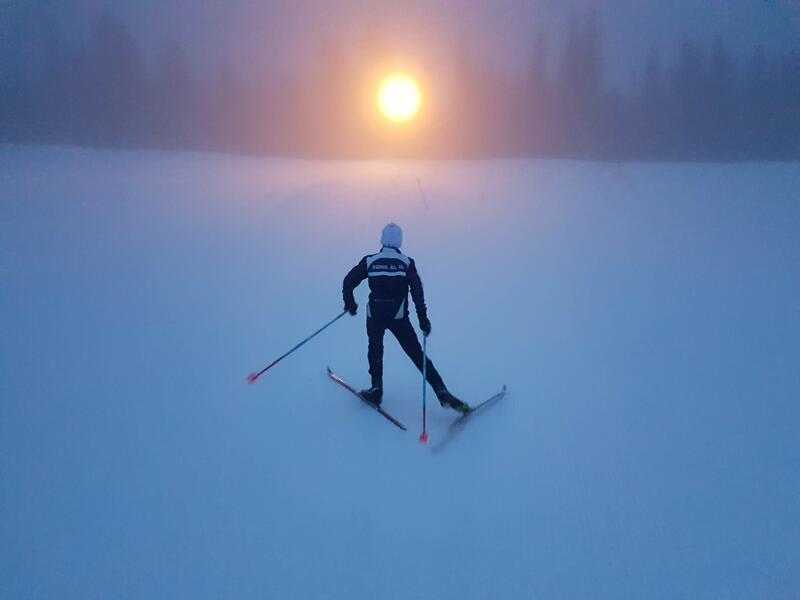 Bildet viser en gutt på ski mot lyset