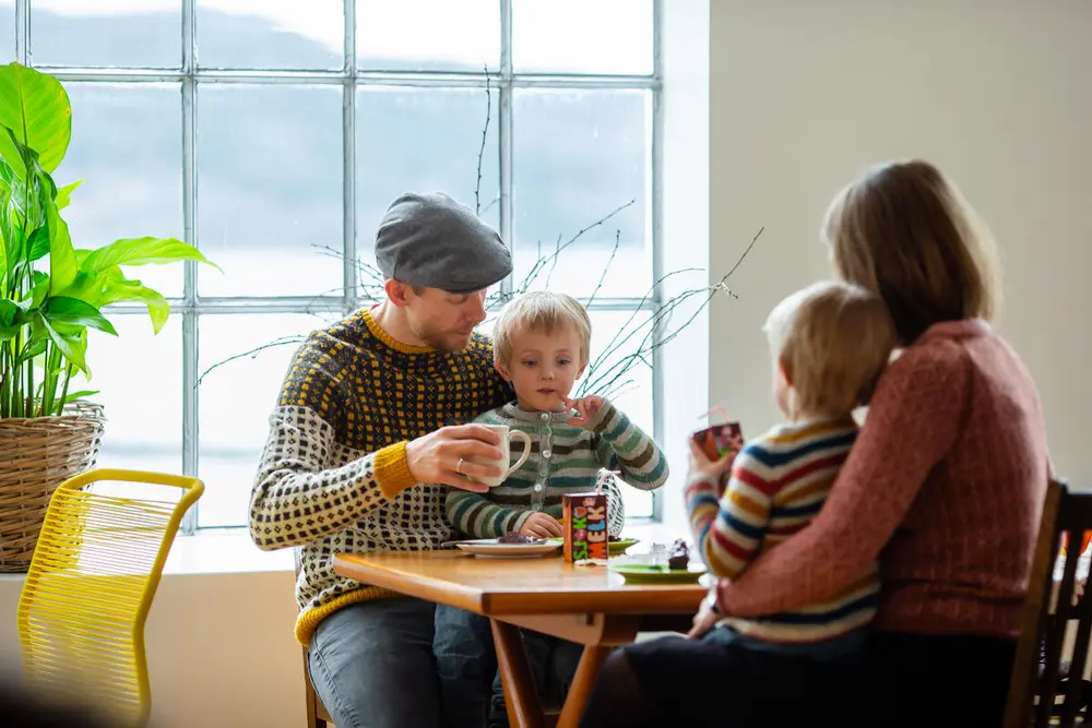 familie med barn i kafélokale