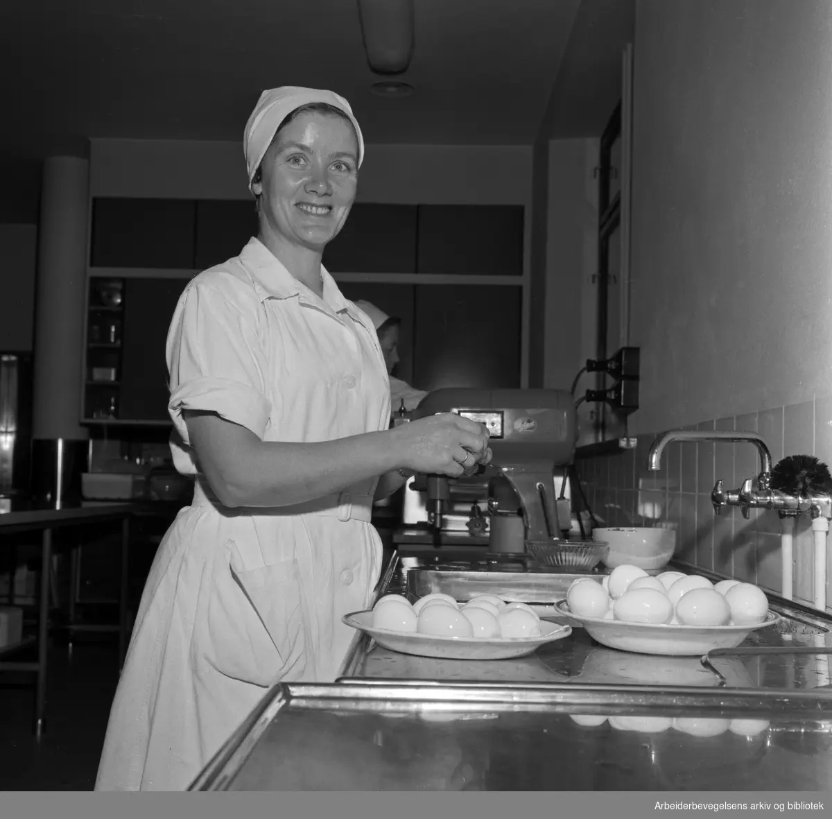 Kokk Jenny Nordvik. Stortingsrestauranten. November 1958.