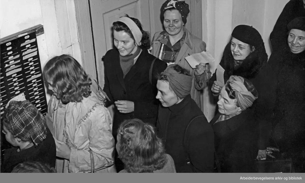 Tekstilarbeidere i kø ved stemplingsuret på Nydalen Compagnie, desember 1949.