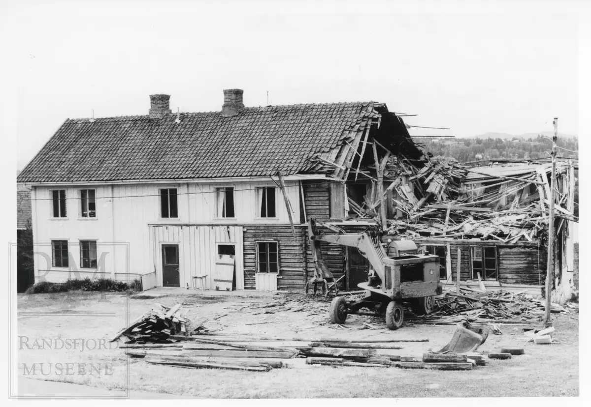 Riving av gammelt skolebygning, Solvang skole på Dælen.