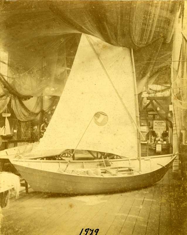 Amerikansk dory med full utrustning for torskefangst og tilsatte seil