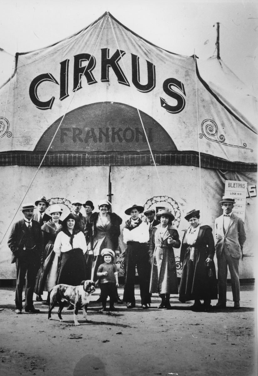 Cirkus Franconis tält och personal.
Direktör för denna var Frans Lindberg från Gävle.