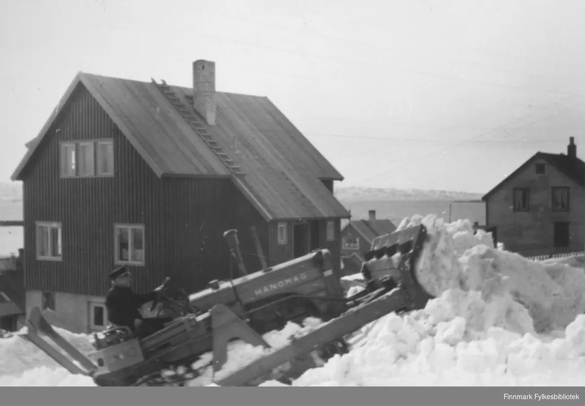 Ivar Sæløs hus  i Nyborgveien 50 i Vadsø. Kommunen rydder gata av snø. Året er rundt 1955-1960.