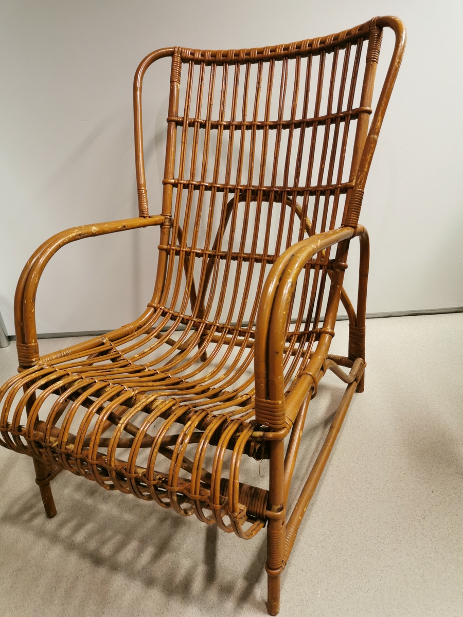 Stol med et sete og stolrygg bestående av flere stive tråder av tre. Bundet sammen med tråder av tre. Stolen er malt, malingen er skallet av flere steder.