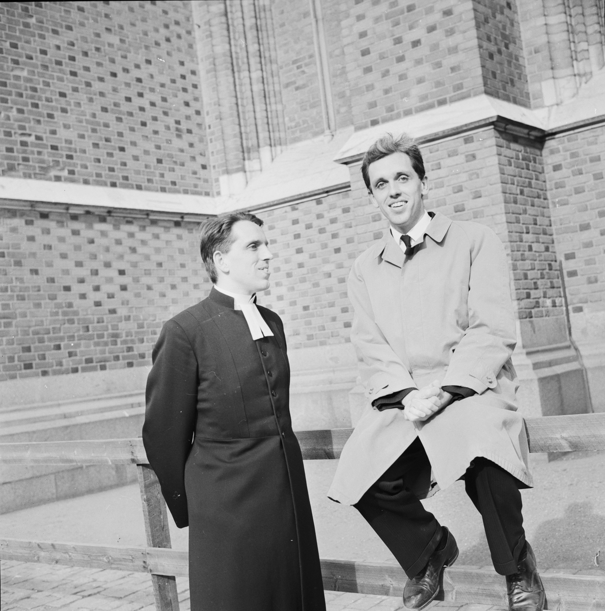 Jan Bergman tillsammans med Per Bergman utanför Uppsala domkyrka 1961