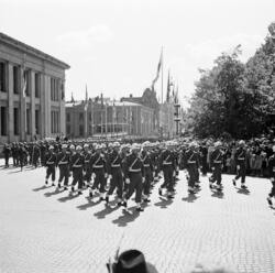 Opptog, USAs nasjonaldag, marsjerende soldater passerer tils