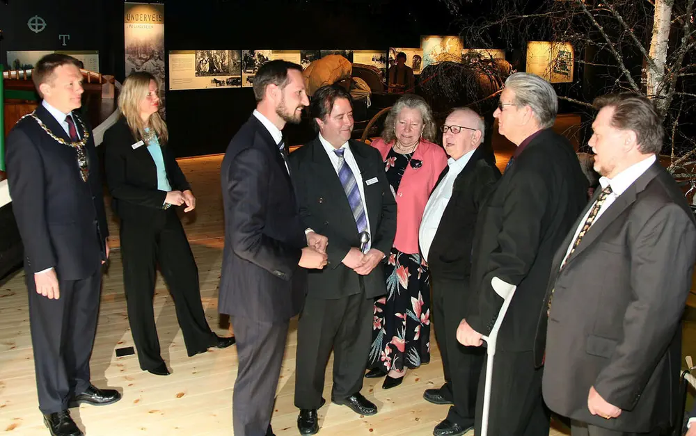 The Crown Prince and key people during the opening of the exhibition Latjo Drom at the Glomdal Museum in 2006.