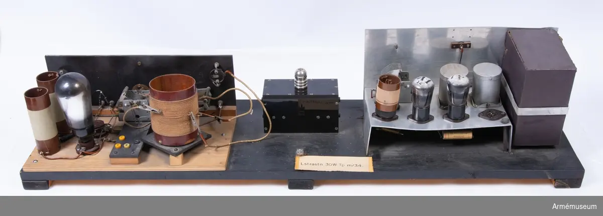 Grupp H II.
Landstormsradiostation m/1934 30 W Ft Cfb.
Stämplad under: Stockholms Signalbefälsförening ordföranden.
Tillbehören är två avstämningsspolar, två olika elektronrör, en hörtelefon, sladdar till batteri och anslutning, en nitsladd, en likriktare, en sändarapparat, en telegrafnyckel och enmottagnings-/sändningsomkopplare.