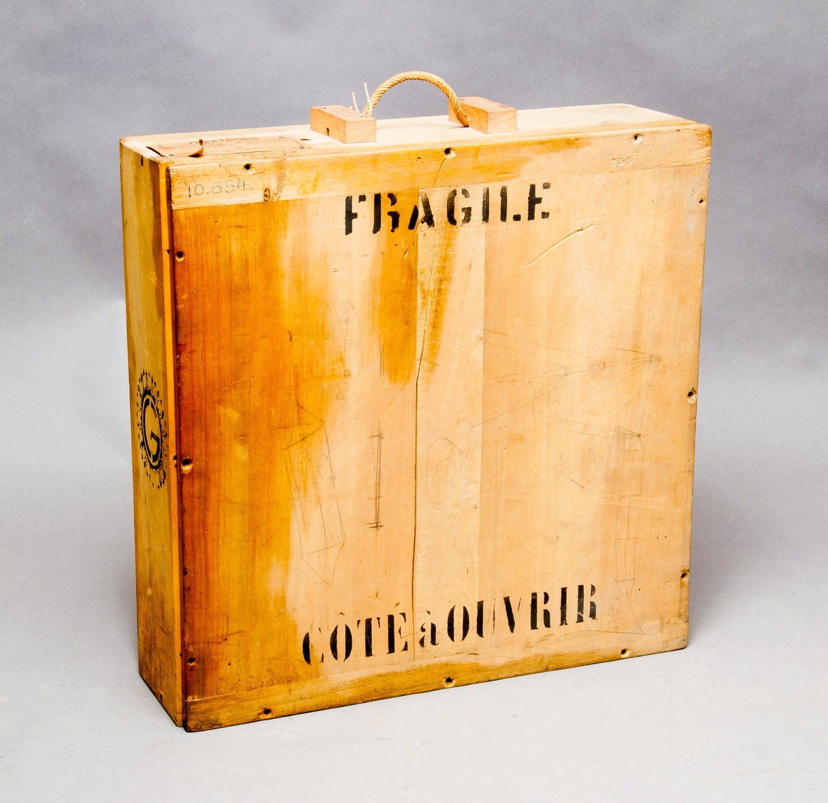 Högtalare med veckat membran, på fot av metall. I originalförpackning av trä, märkt "Fragile, Céte à Ouvrir", foten märkt: "Haut-Parleur L.Lumiere Bte S.G.D.G., Nr 2489 Ets Gaumont Paris"