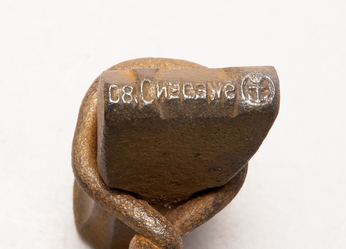 Järnstämpel hammare från Iggesund. Stämpeln har en hammare med ett ankare och texten "SWEDEN" spegelvänd på sig och "0,80" efter.