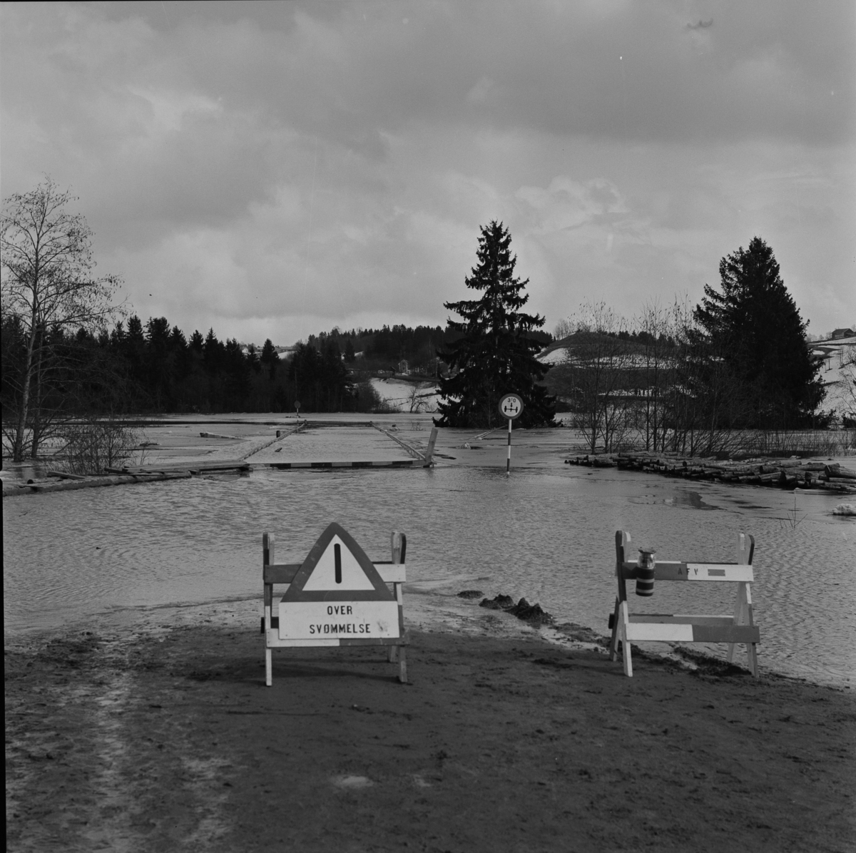 Flom på Tangen i Gjerdrum, 1968. Veisperring