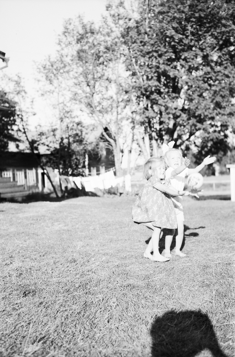 Barn leker, Håsjö, Jämtland 1950