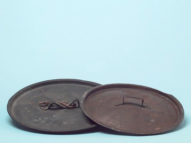 4 stycken lock av koppar till kastruller eller grytor, med handtag, varav ett är stämplat: JAC. GB. Mått:1/ Diam 23 cm. 2/ Diam 25 cm. 3/ Diam 25,5 cm. 4/ Diam 27,5 cm.
