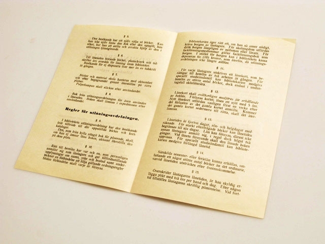 Vikt blad med ordningsregler för Landskrona stadsbibliotek från år 1933. Första sektionen innehåller "Allmänna regler", andra sektionen innehåller "Regler för utlåningsavdelningen". Foldern är undertecknad "Landskrona den 25 februari 1933. STADSBIBLIOTEKSSTYRELSEN" Foldern trycktes av A.-B. Österbergs Boktryckeri i Landskrona 1934. Svart tryck på vitt eller blekgult papper.
