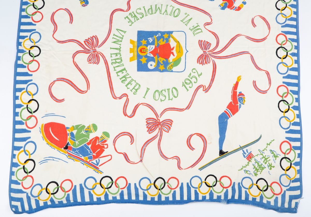 De olympiske ringene, en skøyteløper, en skihopper, to i en bobslede og to hockeyspillere, alle menn. I midten Oslo byvåpen med norsk flagg sløyfer rundt. Mrk:"De IV Olympiske Vinterleker i Oslo 1952".