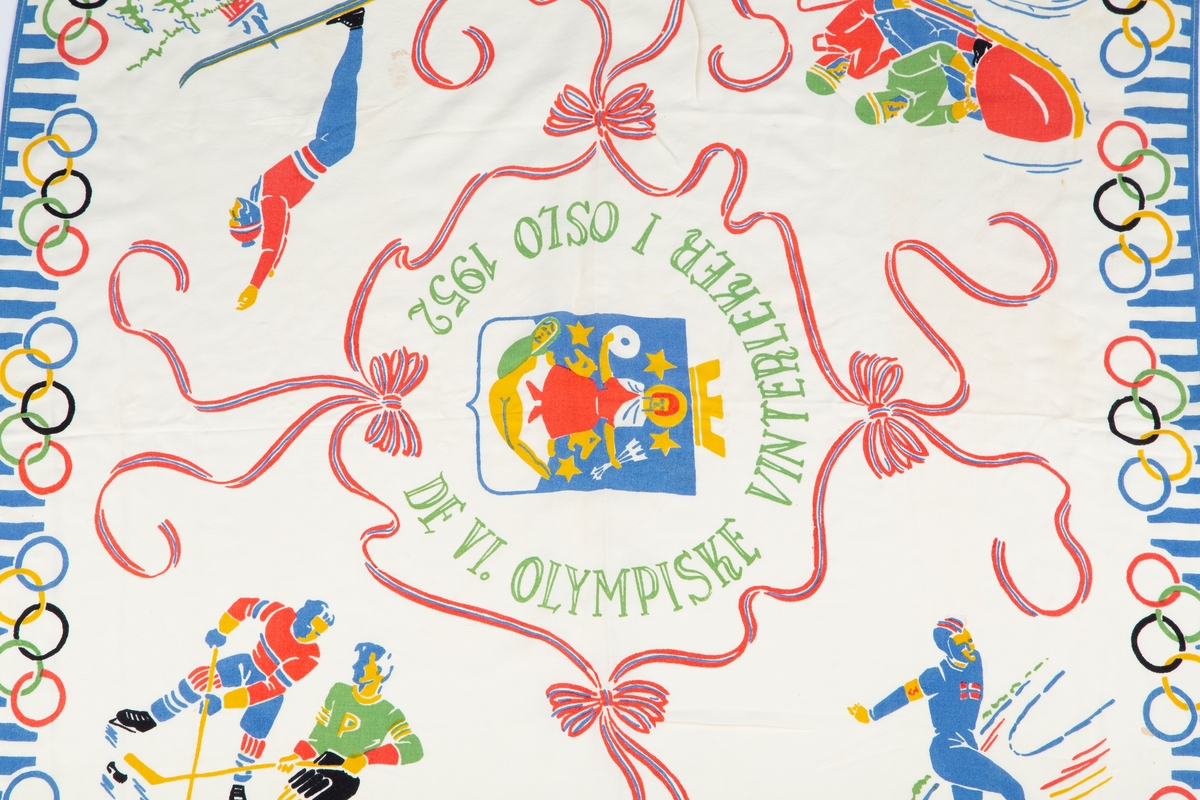 De olympiske ringene, en skøyteløper, en skihopper, to i en bobslede og to hockeyspillere, alle menn. I midten Oslo byvåpen med norsk flagg sløyfer rundt. Mrk:"De IV Olympiske Vinterleker i Oslo 1952".