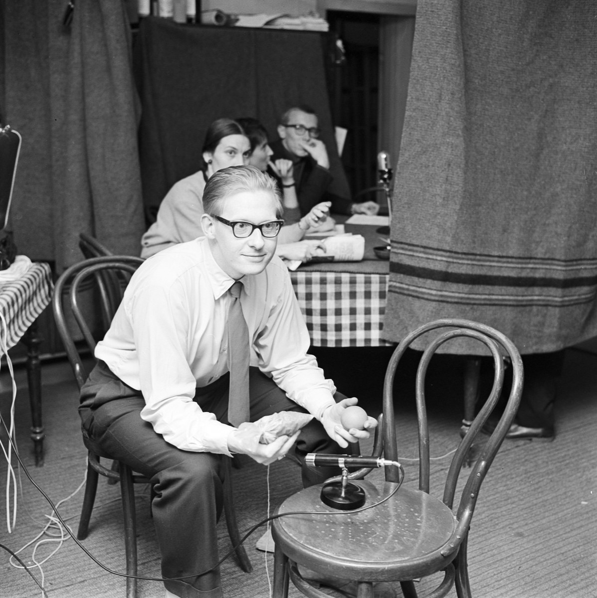 Uppsala Studenters Filmstudio, ljudläggning av smalfilm spännande precisionsjobb, november 1961