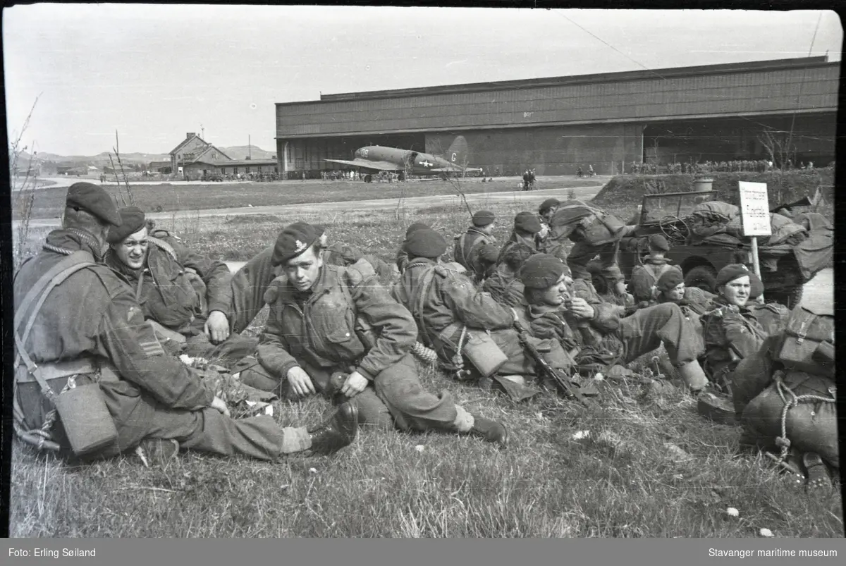 Freden. Sola. Soldater fra "Royal Artillery" utenfor hangar 2.