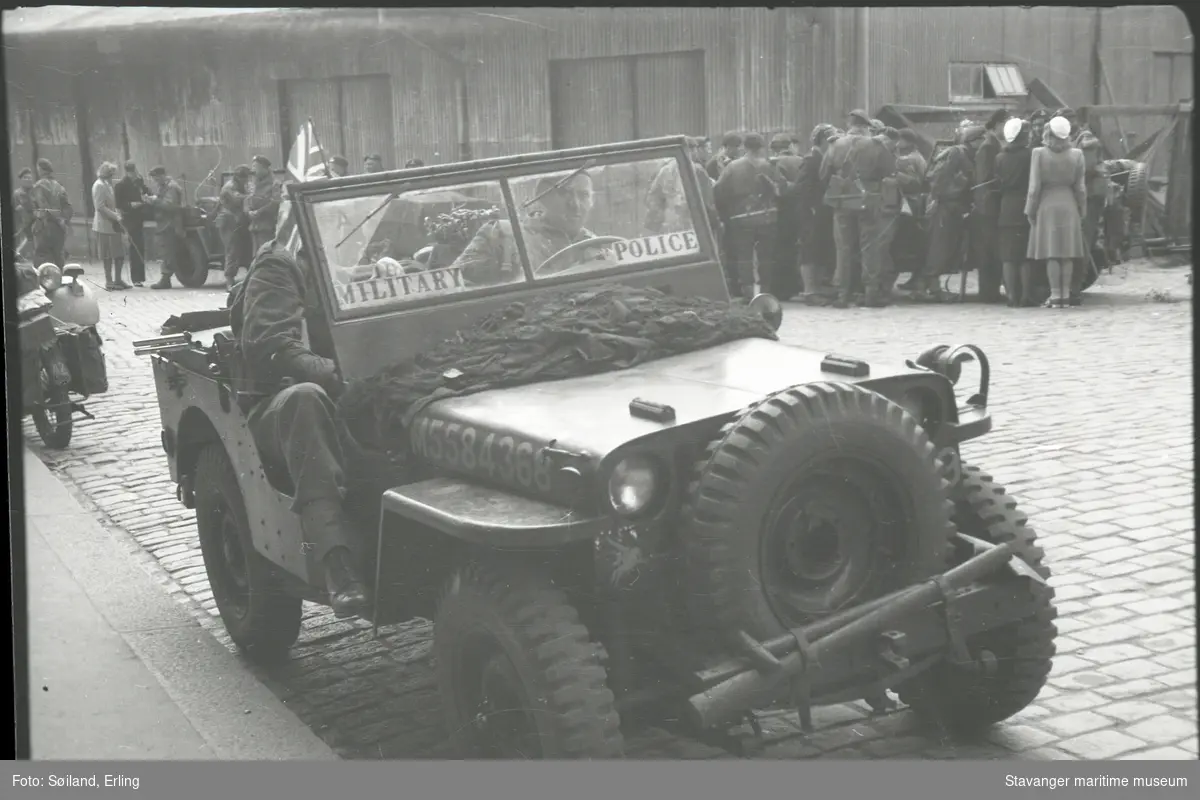 Frigjøringsdagene. En Jeep, "Military Police".