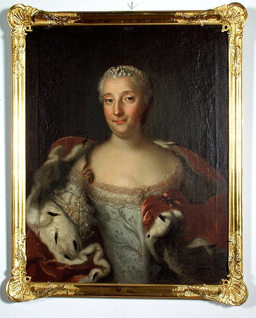 Å baksidan: Juliana Conatentina Gemea Löwenhielm f. 1713, + 1759.