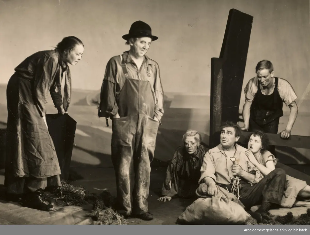"Tobakksveien" (Tobacco Road av Erskine Caldwell) på Nationaltheatret, september 1936. Blant andre Harald Stormoen, Bertha Ræstad, Andreas Aabel, Alfhild Stormoen o. a.