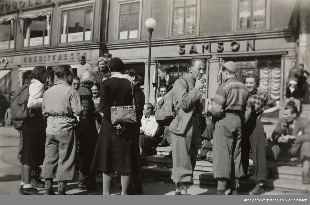 Medlemmer av Majorstua AUL "Frihet" utenfor Majorstuehuset, våren 1938. AUF.