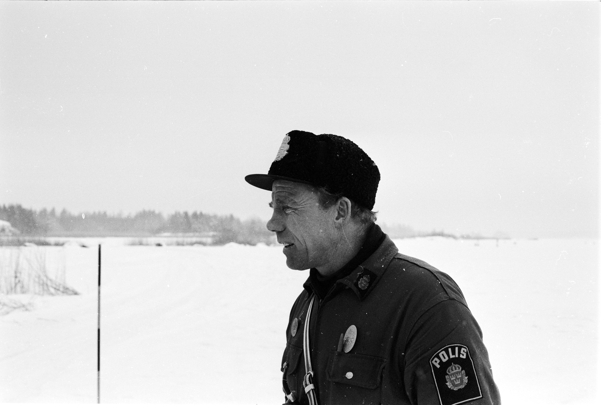 Polisen från Tierp-Uppsala vinterövade på Tämnaren, Uppland februari 1971