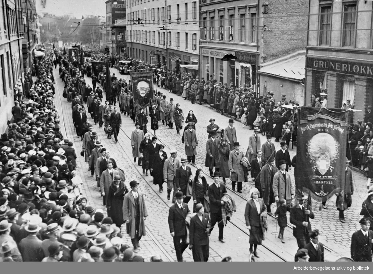 1. mai i Oslo, 1933. Demonstrasjonstoget på vei oppover Thv. Meyersgate på Grünerløkka. Vi ser en del av seksjonen til Lilleaker samvirkende fagforeninger. I forgrunnen avd. 29 av Norsk Papirindustriarbeiderforbund, Granfoss.