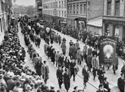 1. mai i Oslo, 1933. Demonstrasjonstoget på vei oppover Thv.