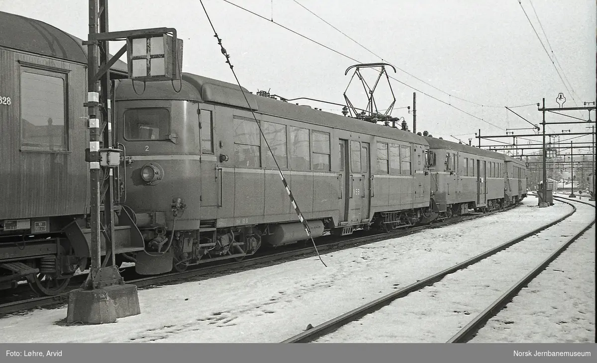 Lokaltogsmateriell på Lillestrøm stasjon. Fra venstre mellomvogn B65 nr. 18828, elektrisk motorvogn BM65B 31, styrevogn BFS67 og mellomvogn B67