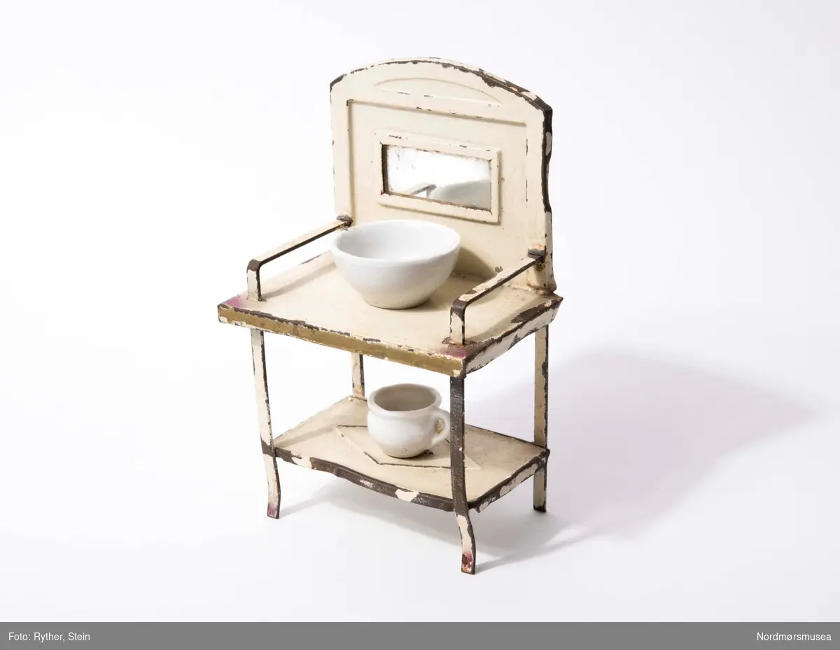 Miniatyr toalettbord med speil. Vaskevannsfat og potte i porselen følger med.