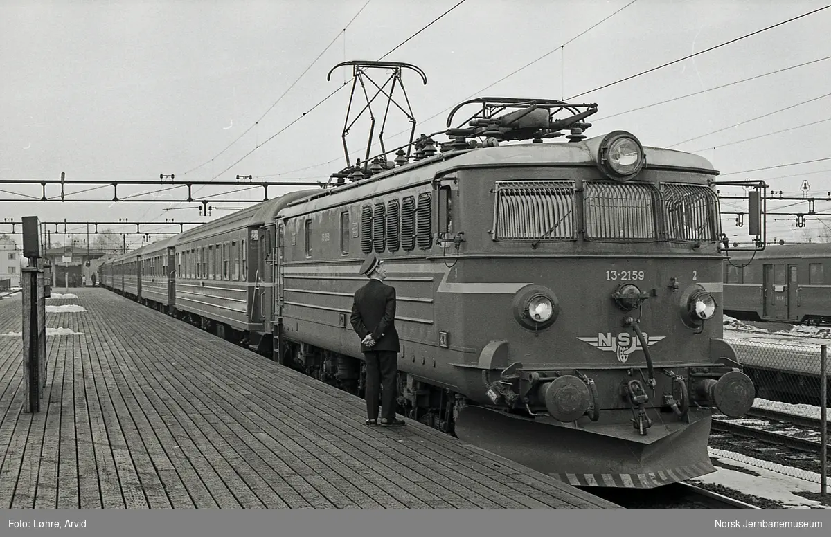 Elektrisk lokomotiv El 13 2159 med hurtigtog fra Otta til Oslo Ø, tog 308, på Lillestrøm stasjon