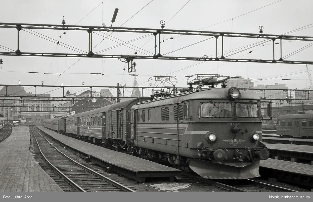 Elektrisk lokomotiv El 11 2145 med persontog til Gjøvik og Fagernes, tog 281, på Oslo Østbanestasjon