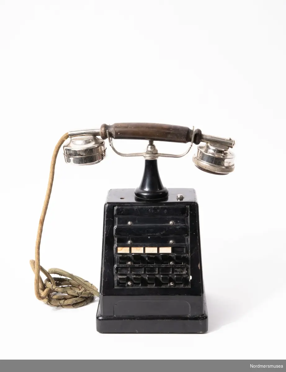 I følge giver ble telefonene brukt på Gulla herrekonfeksjonsforretning av sin farfar Bjarne Gulla. Butikken lå i Vågeveien 5, Kristiansund.

Brukt sammen med telefonsentral KM.10794a