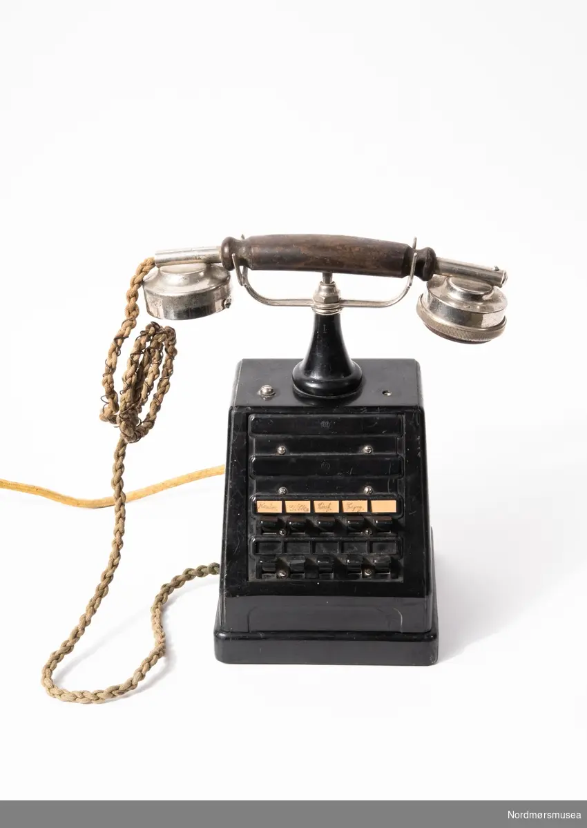 I følge giver ble telefonene brukt på Gulla herrekonfeksjonsforretning av sin farfar Bjarne Gulla. Butikken lå i Vågeveien 5, Kristiansund.

Ble brukt med telefonsentral KM.10794a
