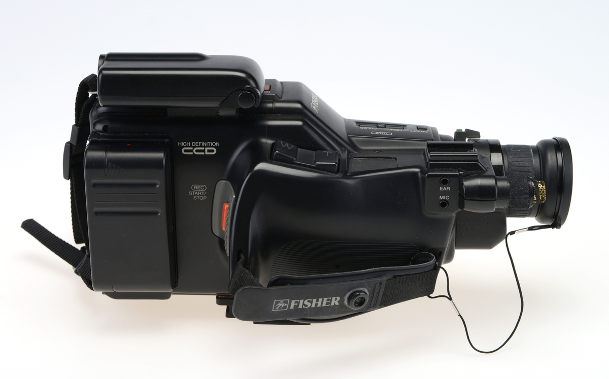 Kameraveske med videokamera, kabler og kassetter.