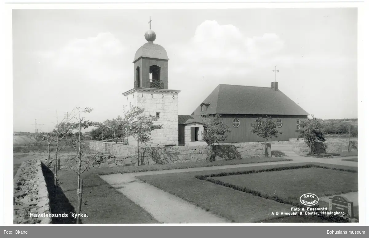 Tryckt text på kortet: "Havstenssunds kyrka."
Noterat på kortet: "Havstenssund. Tanums Sn."
"Kap. fr. sv."
"Förlag: A/B J. F. Hallmans Bokhandel, Uddevalla."