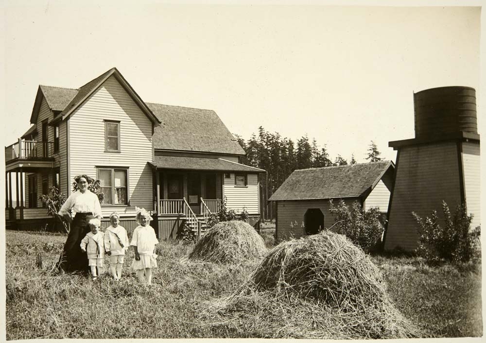 USA, Washington. Familie, kvinne med tre barn foran bolighus (navn ukjent).