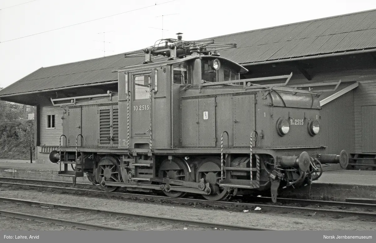 Elektrisk lokomotiv El 10 2515 ved godshuset på Horten stasjon