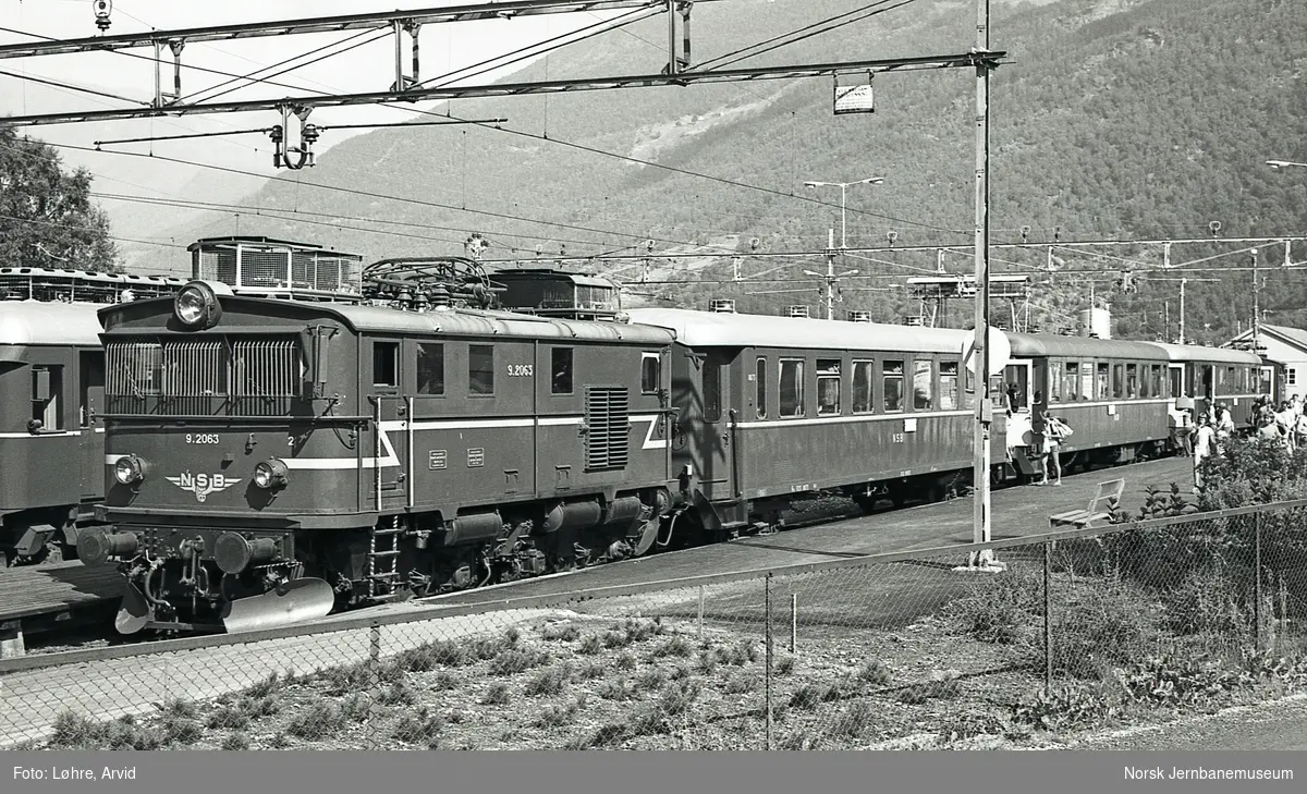 Elektrisk lokomotiv El 9 2063 med persontog til Myrdal på Flåm stasjon