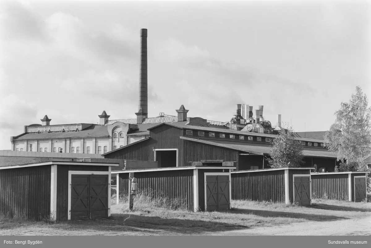 Exteriörbilder av byggnader vid Matfors pappersbruk.